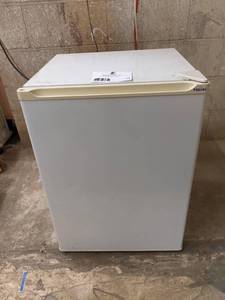 lot 33 image: Mini Refrigerator-Works