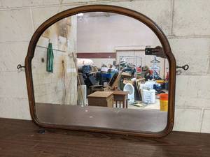 lot 70 image: Beautiful 18in Antique mirror