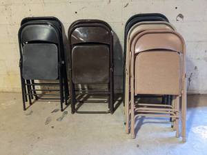 lot 78 image: 13 folding Chairs Soft Seat and Metal Seat