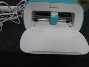 Cricut Joy Machine open box, powers...