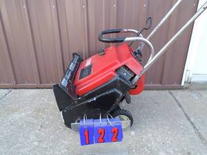 lot 122 image: Toro S620 snow thrower. Good used condition. Tested & works. You live here you know there is still time for 10 inches of snow. As shown.