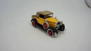 lot 39 image: Yellow-Tan-Black 1929 Ford Model 68  A Cabriolet  137 Die Cast