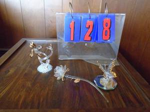 lot 128 image: Qty of 3 glass & gold figurines. As shown.