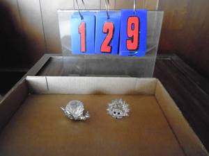 lot 129 image: Qty of 2 crystal figurines. Hedge hog. Appears to be swarovski. Snail maybe also. As shown.