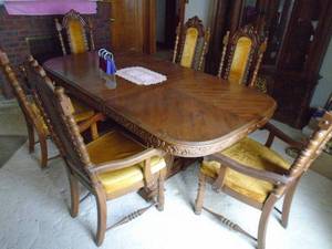lot 157 image: Table & 6 chair dining set. Nice older set. Nice condition. As shown.