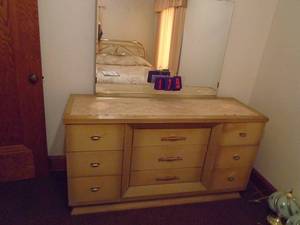 lot 179 image: Vintage dresser withmirror. Good quality wood construction. As shown.