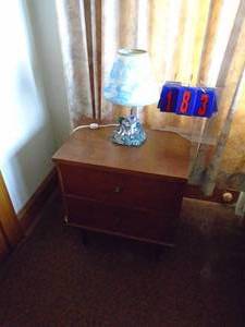 lot 183 image: Small night stand & lamp. As shown.