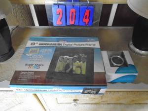 lot 204 image: Electronic picture frame & christmas ornament. As shown.