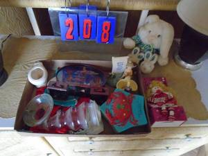 lot 208 image: Flat of misc decorator pieces. As shown.