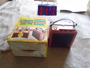 lot 212 image: Vintage realistic 8 track player with amfm radio. Includes box. We dont think blue tooth comptable. As shown.