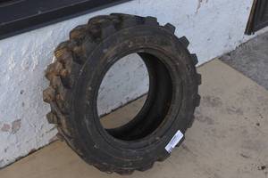lot 7 image: wide wall Tire 10x15.5