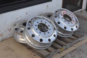 lot 8 image: Polished Alloy 24.5 Semi Rims