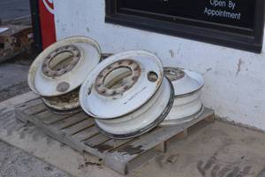 lot 9 image: 24.5 steel semi rims
