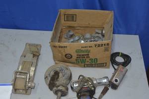 lot 45 image: Box of misc items