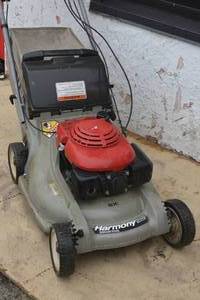 lot 56 image: Honda Lawn Mower