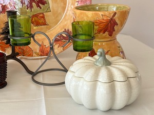 lot 12 image: Fall Decor Grouping