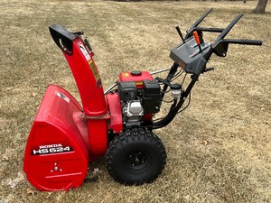 lot 5 image: Honda HS624 Snowblower