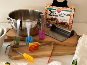 lot 18 image: Fun Kitchen Items