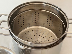 lot 23 image: Wiliams & Sonoma 8 Quart Steamer Pot