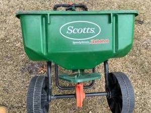 lot 84 image: Scotts Speedy Green 3000 Fertilizer Spreader