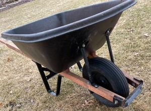lot 86 image: True Temper Wheel Barrow