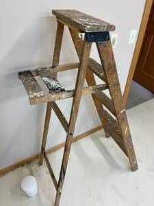 lot 120 image: 5 Foot Wooden Step Ladder