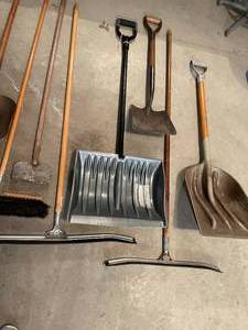 lot 204 image: Long Handled Tool Lot