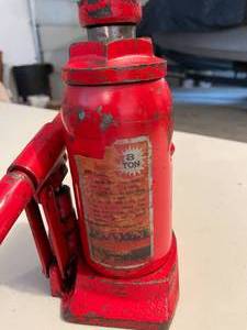 lot 216 image: 8 Ton Hydraulic Floor Jack