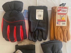 lot 232 image: Five Pairs Mens Gloves