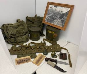 lot 12 image: Vintage Militaria