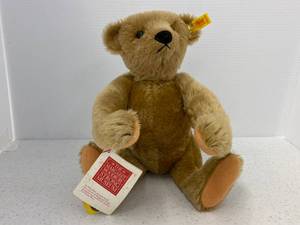 lot 23 image: Steiff Groom Bear
