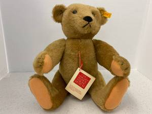 lot 24 image: Steiff Margaret Strong Bear,LE