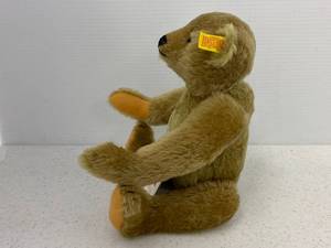 lot 26 image: Steiff Margaret Strong Bear