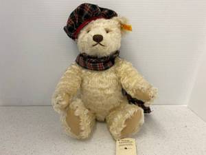 lot 31 image: Steiff Colin The Winter Bear