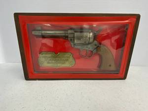 lot 33 image: Daisy NRA Centennial BB Pistol in Box