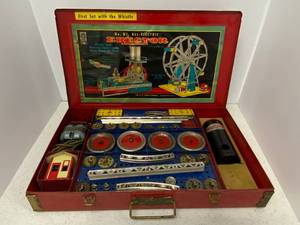 lot 35 image: 8 12 Erector set AC Gilbert Ferris Wheel 1st with Whistle
