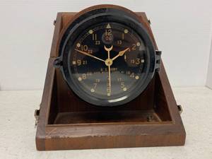 lot 37 image: Vintage U.S. Army Message Center M2 clock in Original Wooden box (With Key)