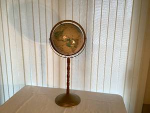 lot 8 image: Freestanding Globe
