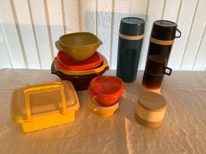 lot 9 image: Vintage Tupperware