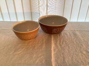 lot 10 image: Vintage Pyrex Bowls