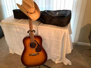 lot 19 image: Yamaha Acoustic Guitar
