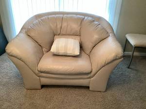 lot 33 image: Oversized Leather Chair