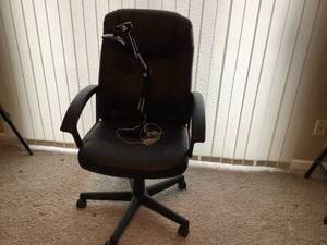 lot 60 image: Computer Chair & Desk Light