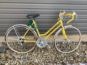 lot 135 image: Schwinn Continental Bike