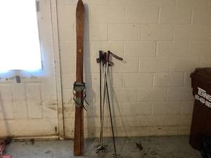 lot 130 image: VintageAntique Skis