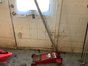 lot 132 image: Car Jack