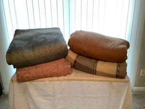 lot 77 image: Blanket Bundle