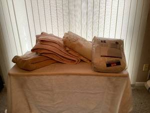 lot 78 image: Bedding Bundle