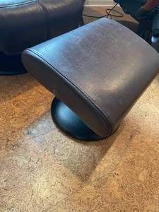 lot 141 image: Massage Chair w Footstool