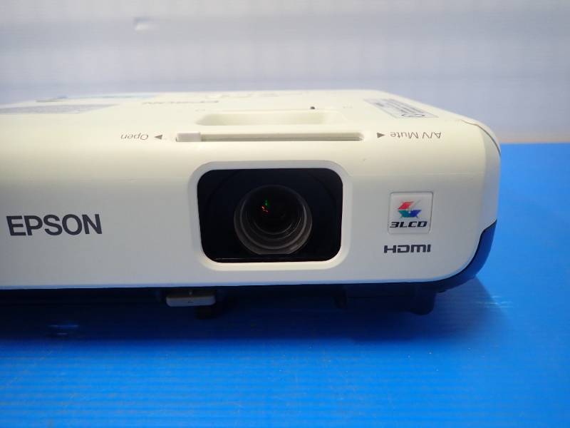 Epson&nbspH552F Projector  800 x 600 native resolution  2500 Lumen bulb  includes CAB-AC power and VGA cable